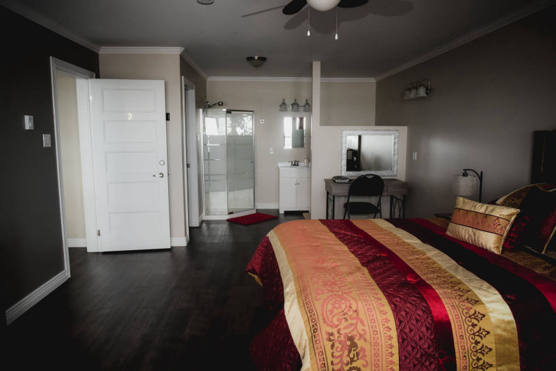 Blazing Horizon - Jenna Cottage Bathroom